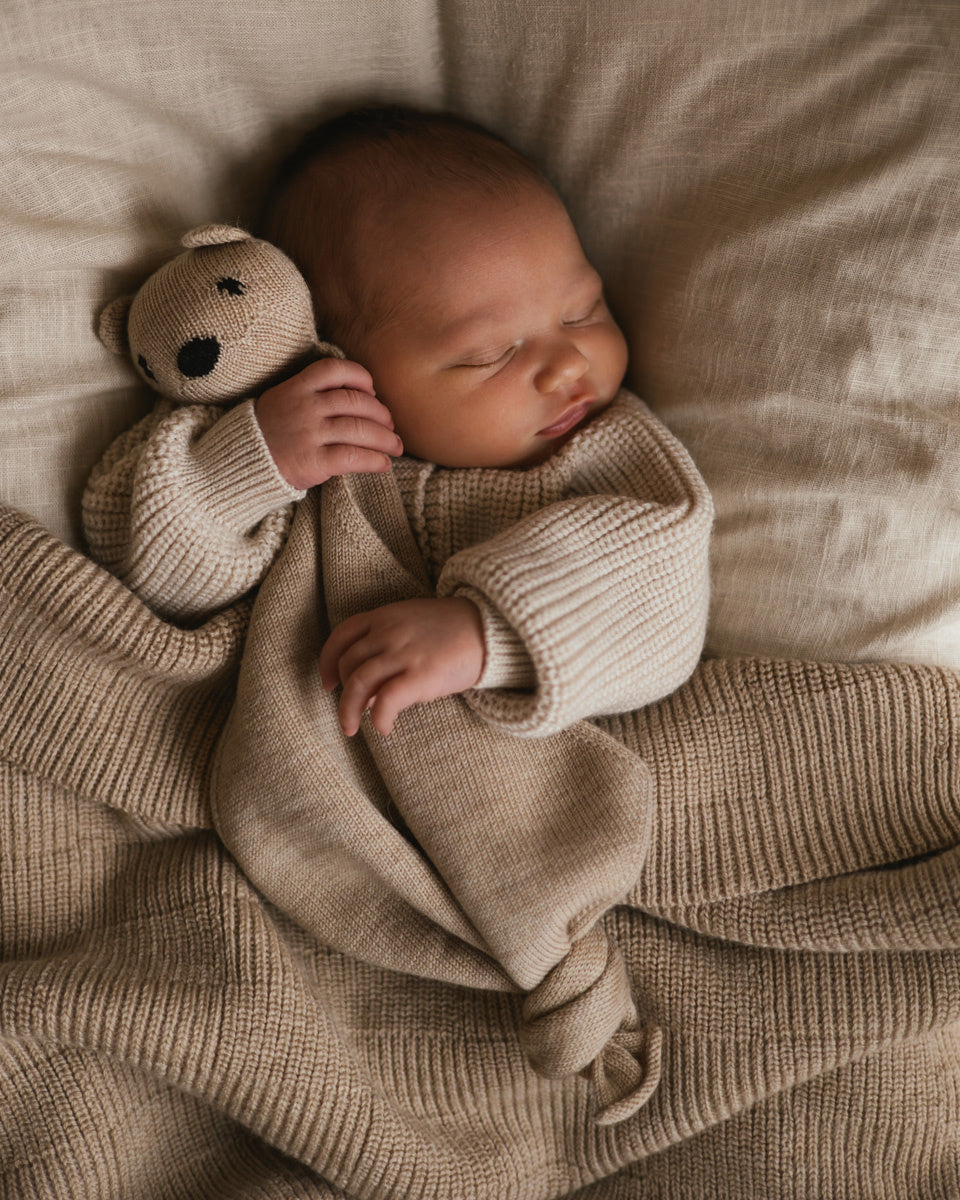 Hvid knuffel baby Teddy Tokki Sand zandkleur