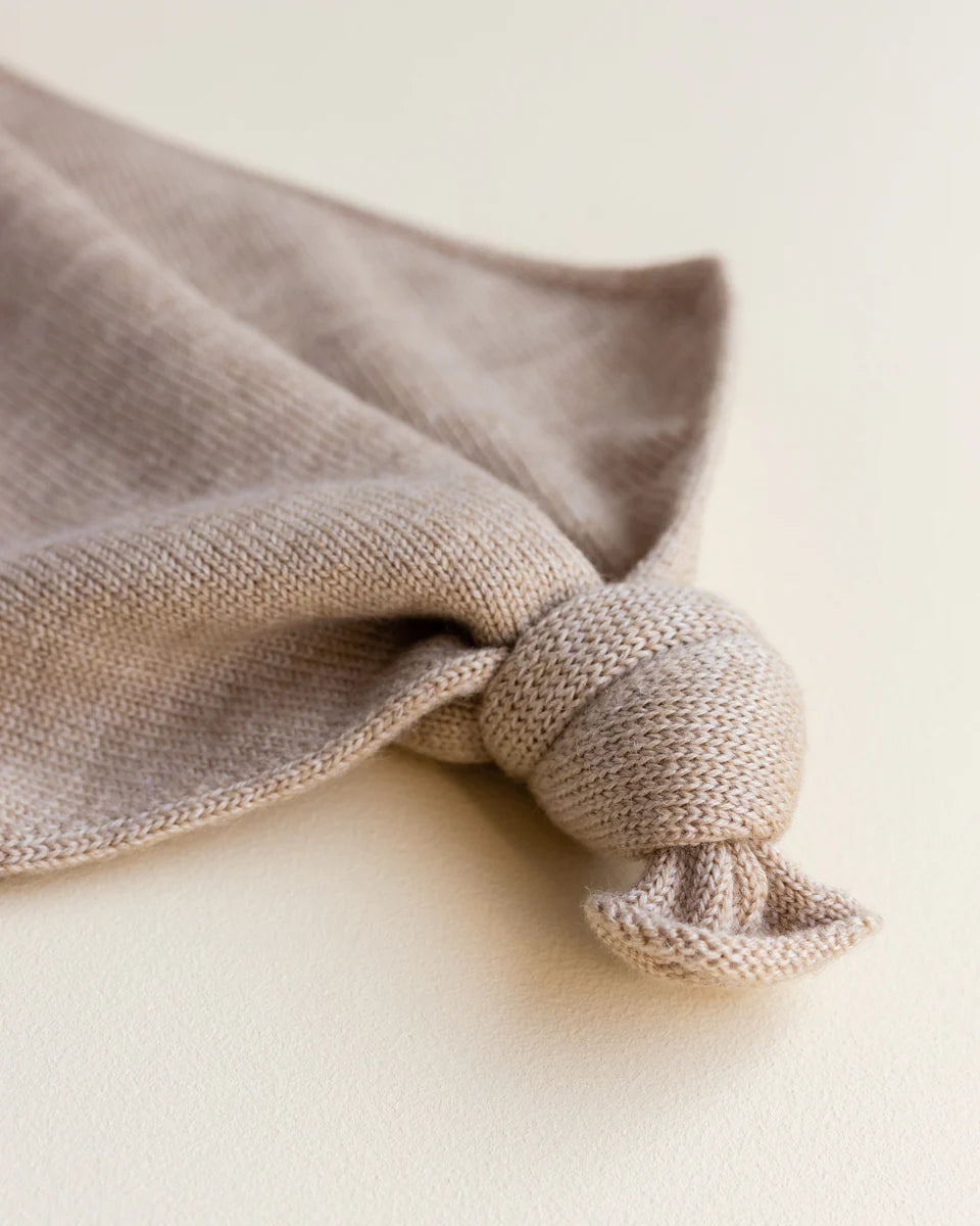 Hvid knuffel baby Teddy Tokki Sand zandkleur
