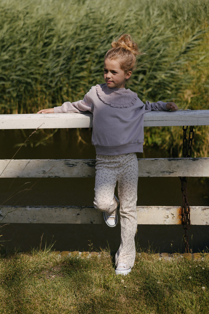 LEVV flared broek meisje Flairbroek flared broek AOP Purple Flower crème met bloemenprint
