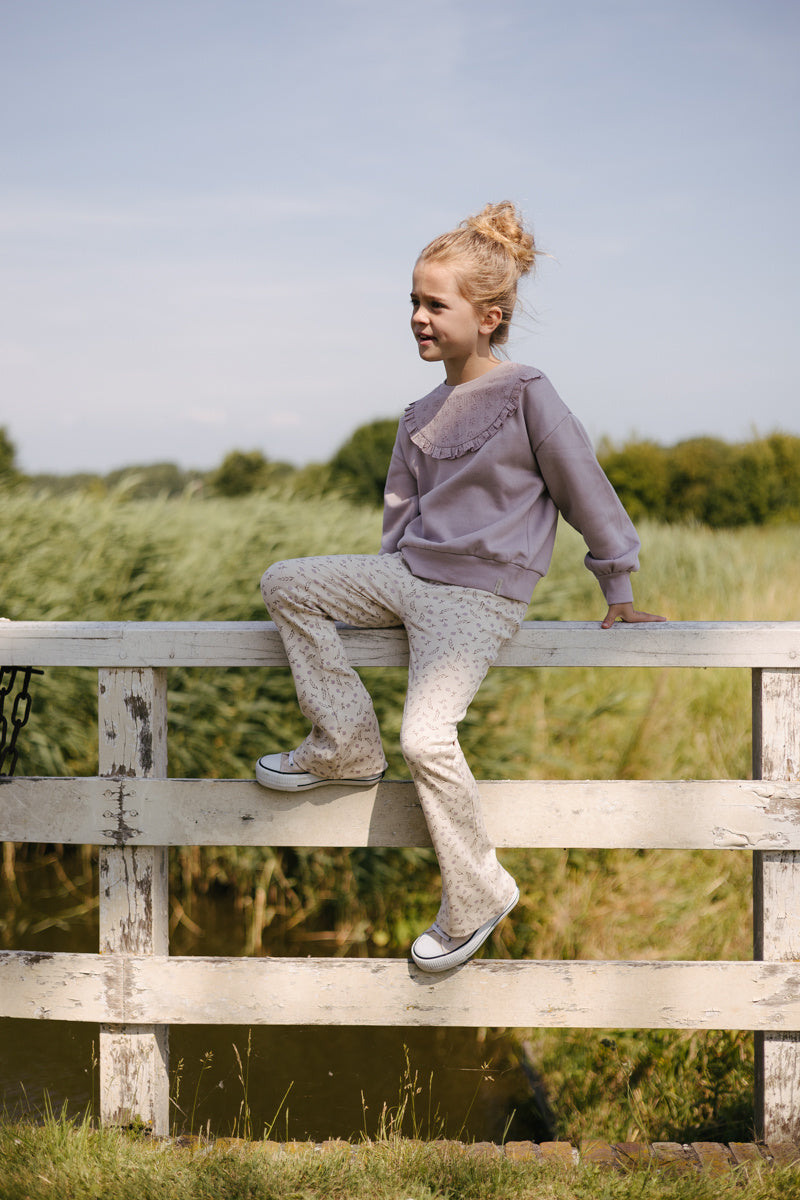 LEVV flared broek meisje Flairbroek flared broek AOP Purple Flower crème met bloemenprint