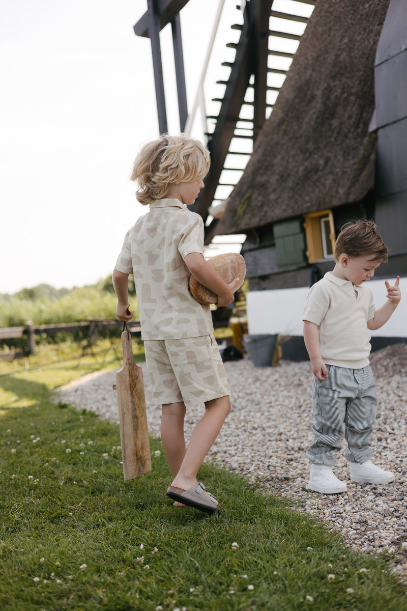 LEVV korte broek jongen Bouwe short AOP Sand Graphic zand met print