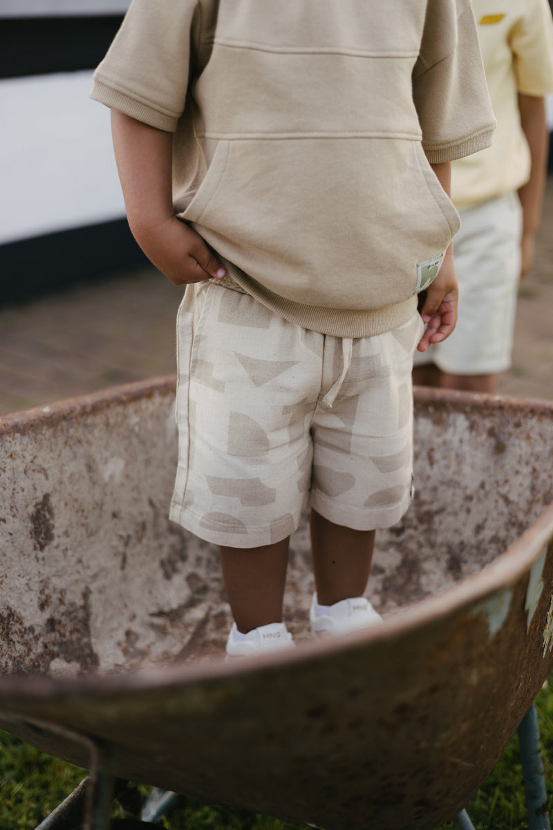 LEVV korte broek jongen Bouwe short AOP Sand Graphic zand met print