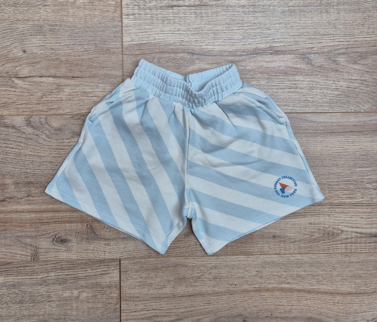 The Sunday Collective korte broek kind Organic Weekend Shorts Sky Blue Stripe lichtblauw gestreept