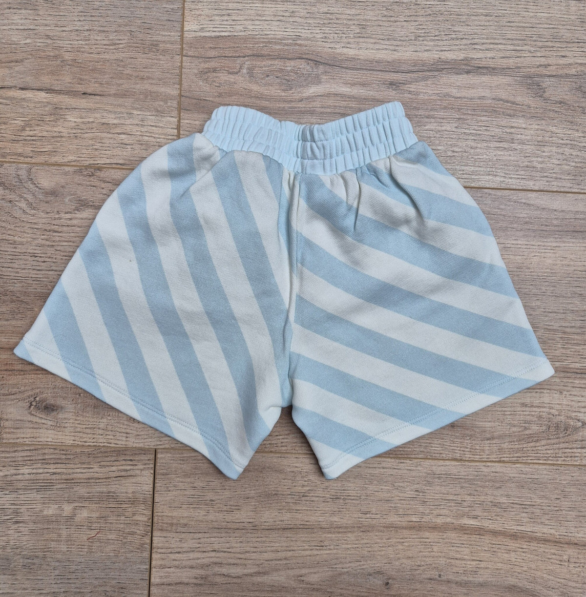 The Sunday Collective korte broek kind Organic Weekend Shorts Sky Blue Stripe lichtblauw gestreept