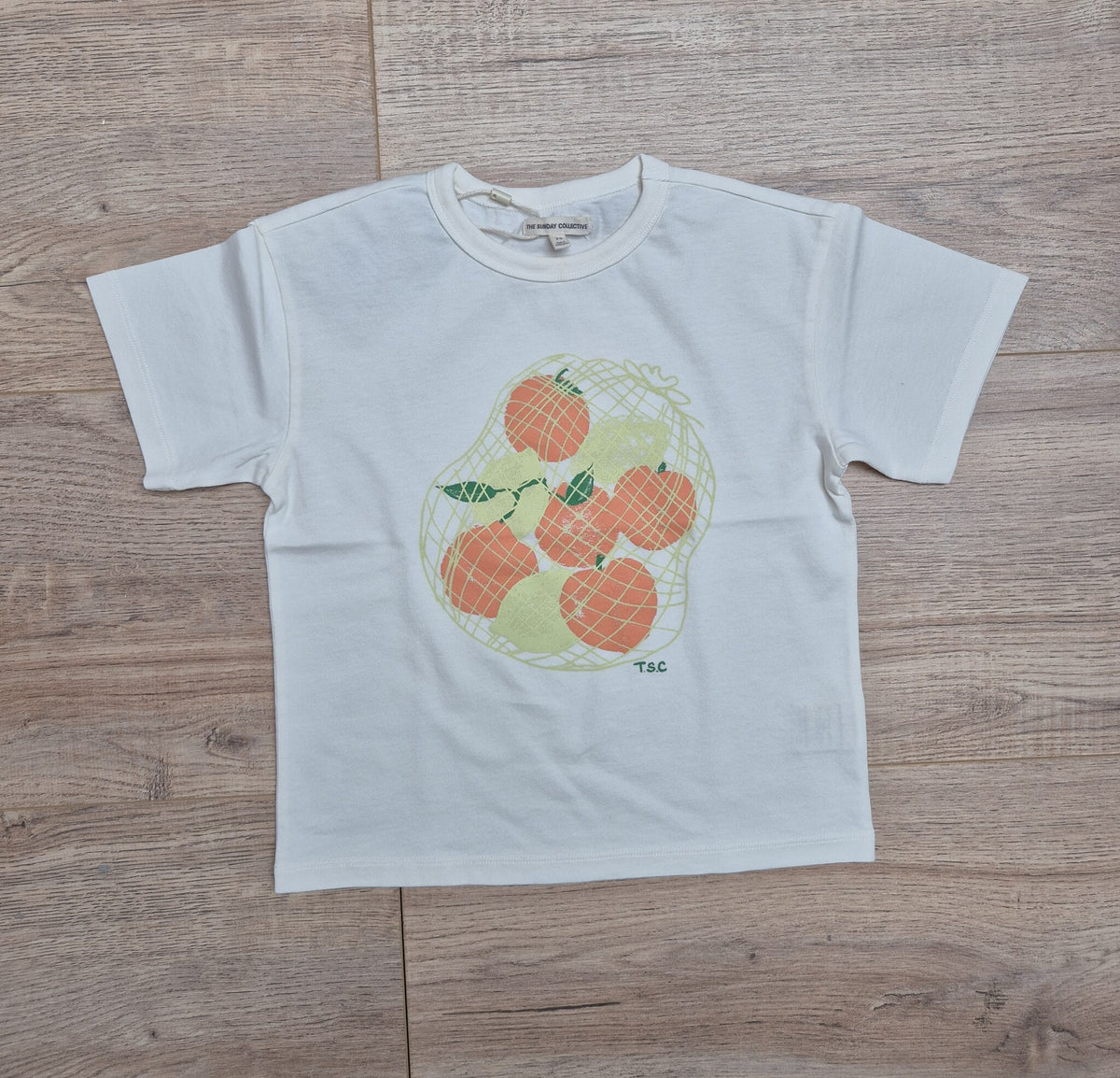The Sunday Collective T-shirt meisje Organic Weekend Tee Peach Mix Fruit perzik met fruitprint