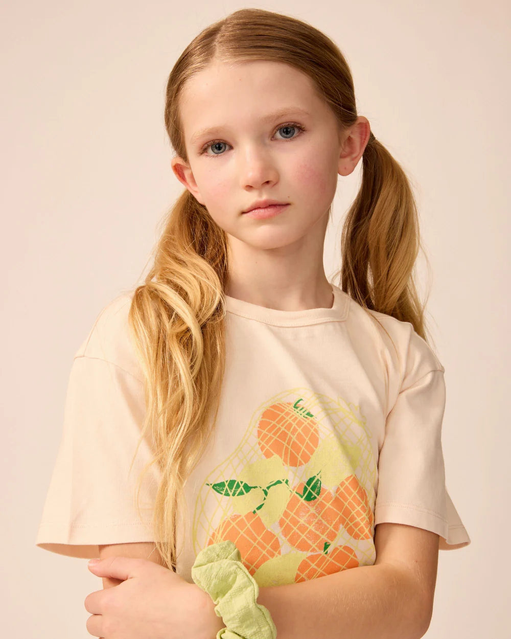 The Sunday Collective T-shirt meisje Organic Weekend Tee Peach Mix Fruit perzik met fruitprint