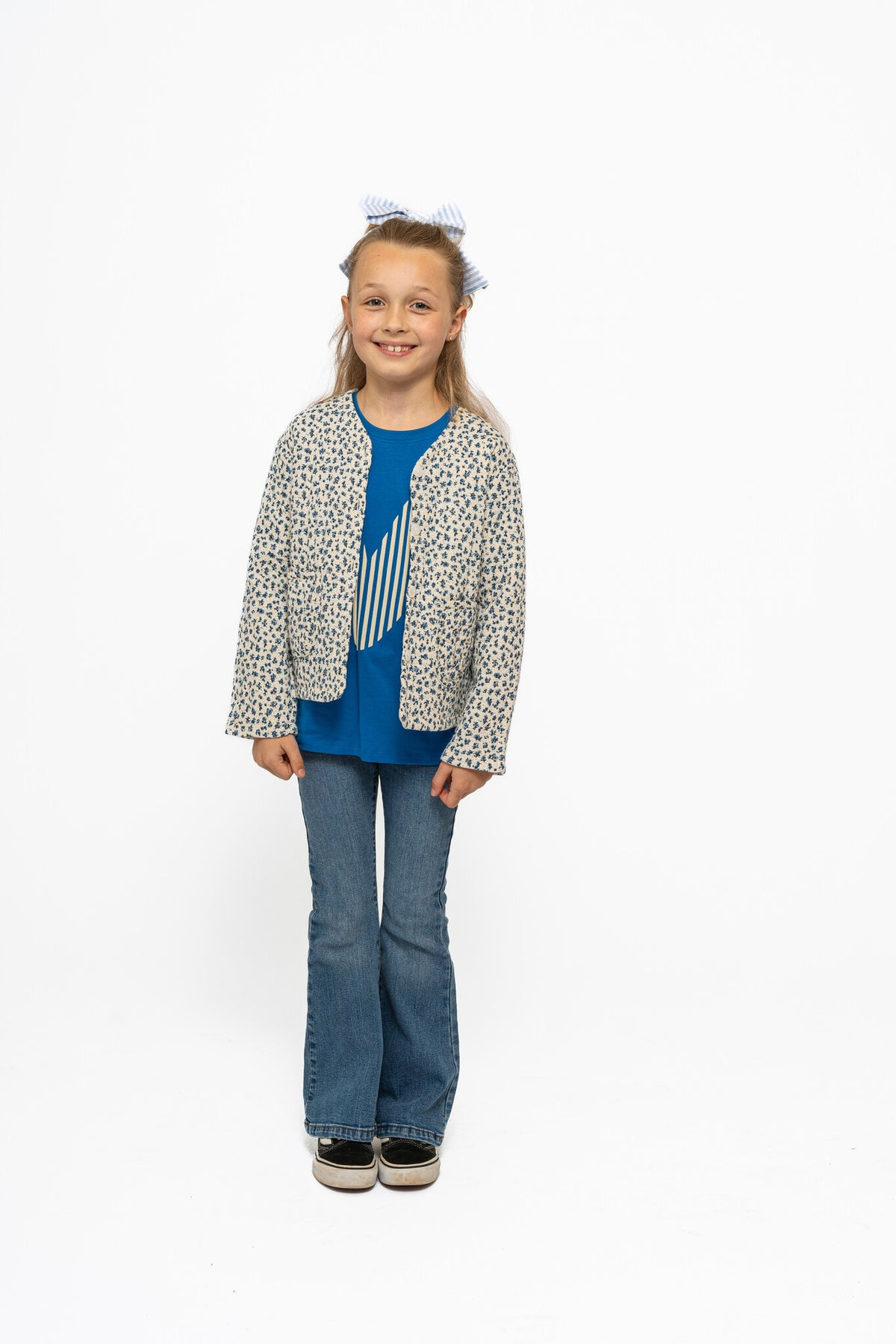The New jas kind Niki Quilted Jacket White Swan AOP (wit met blauwe print)