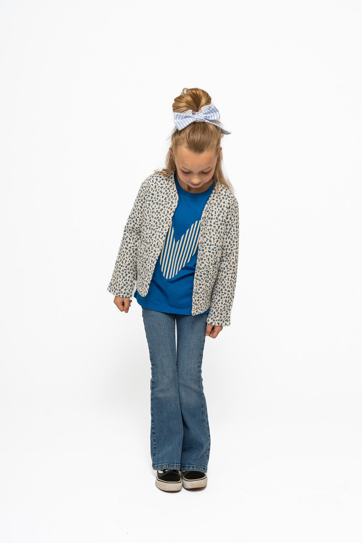 The New jas kind Niki Quilted Jacket White Swan AOP (wit met blauwe print)